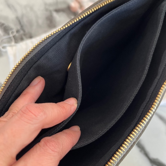 Marc Jacobs Quilted Cross Body Leather Purse iPad Holder - Grey with Gold Chain - Picture 13 of 13